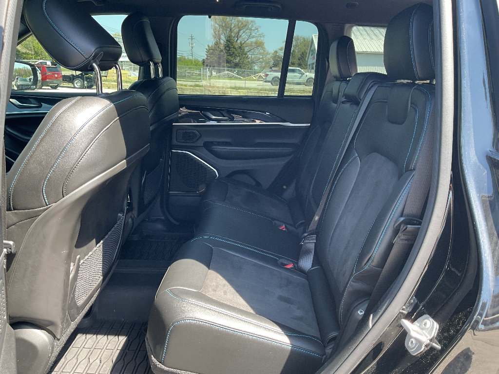 Used 2022 Jeep Grand Cherokee Trailhawk w/ Advanced Protech Group II AWD/4WD image 9