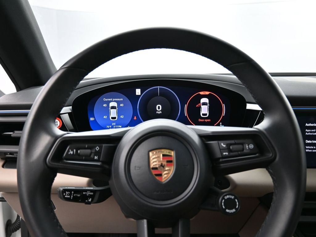 Certified 2025 Porsche Macan Electric image 9