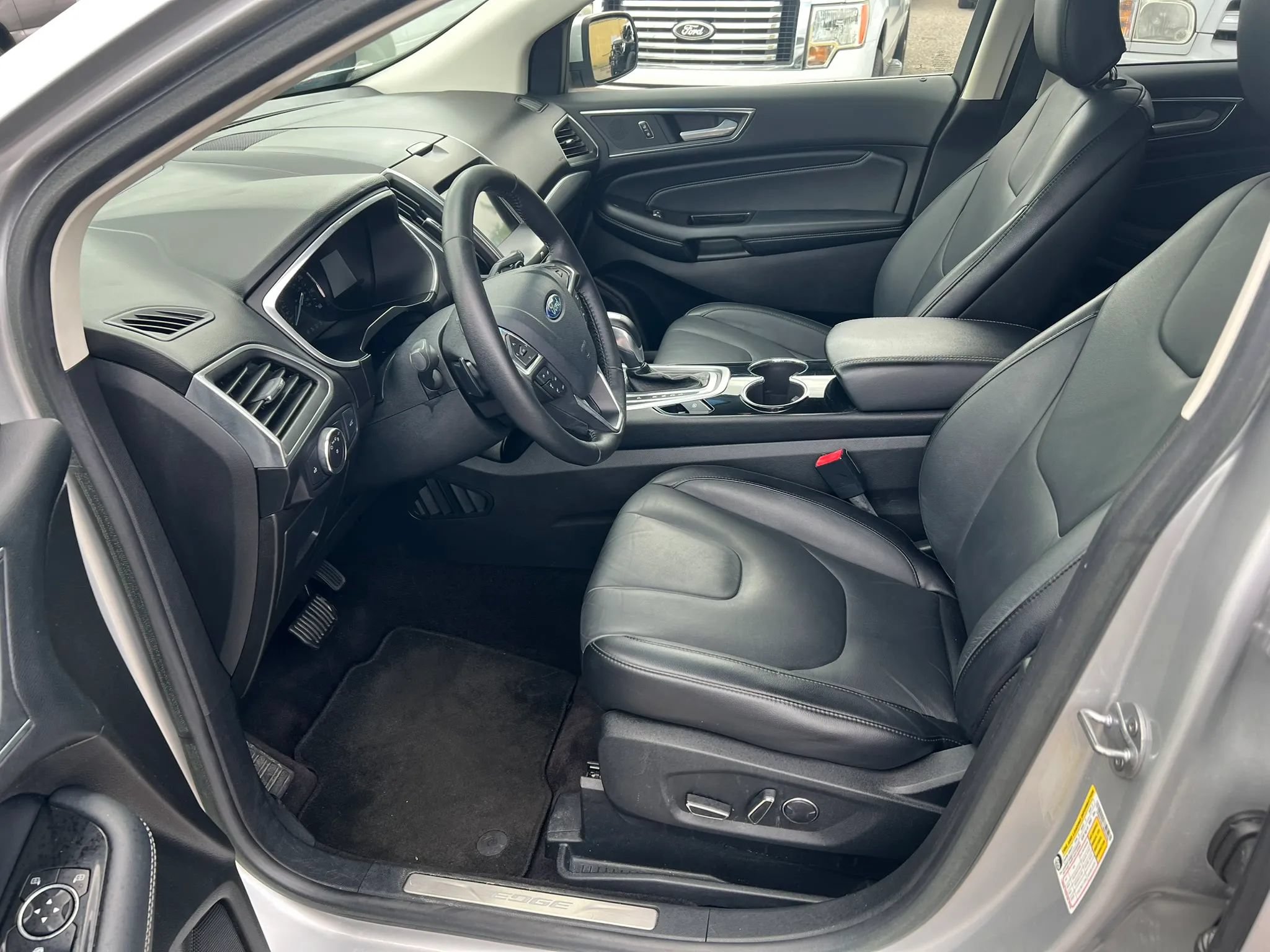 Used 2017 Ford Edge Titanium FWD image 6