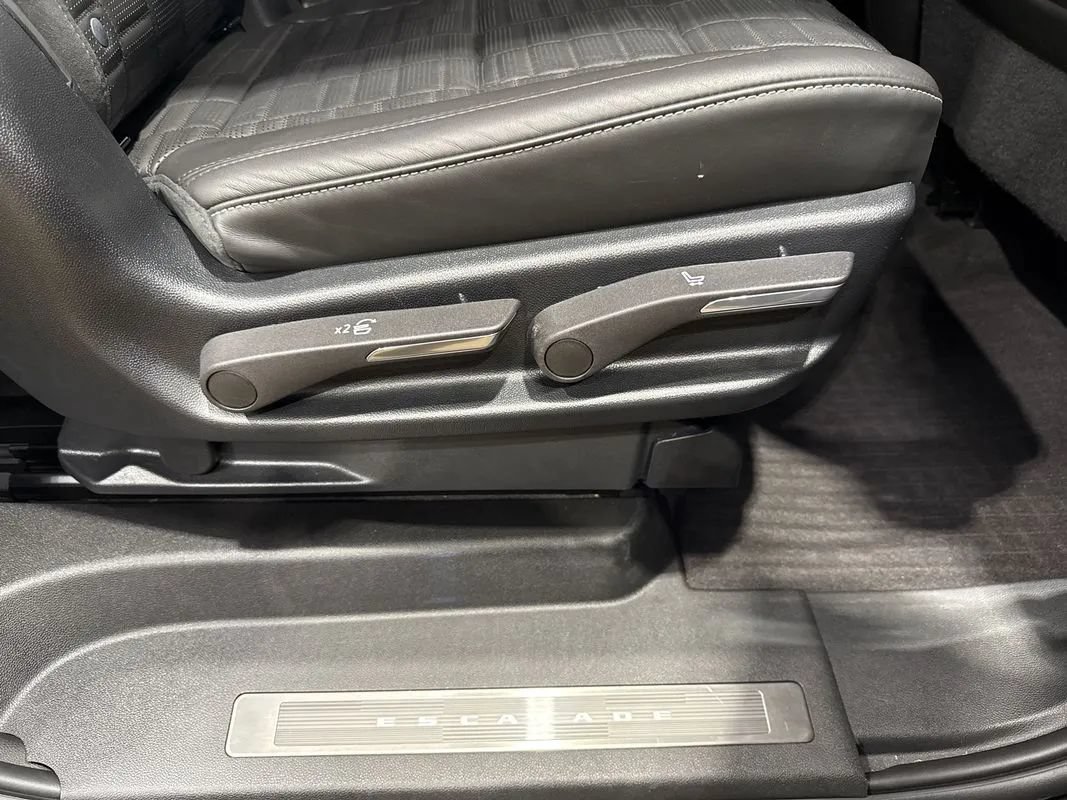 Used 2023 Cadillac Escalade ESV V AWD/4WD image 88