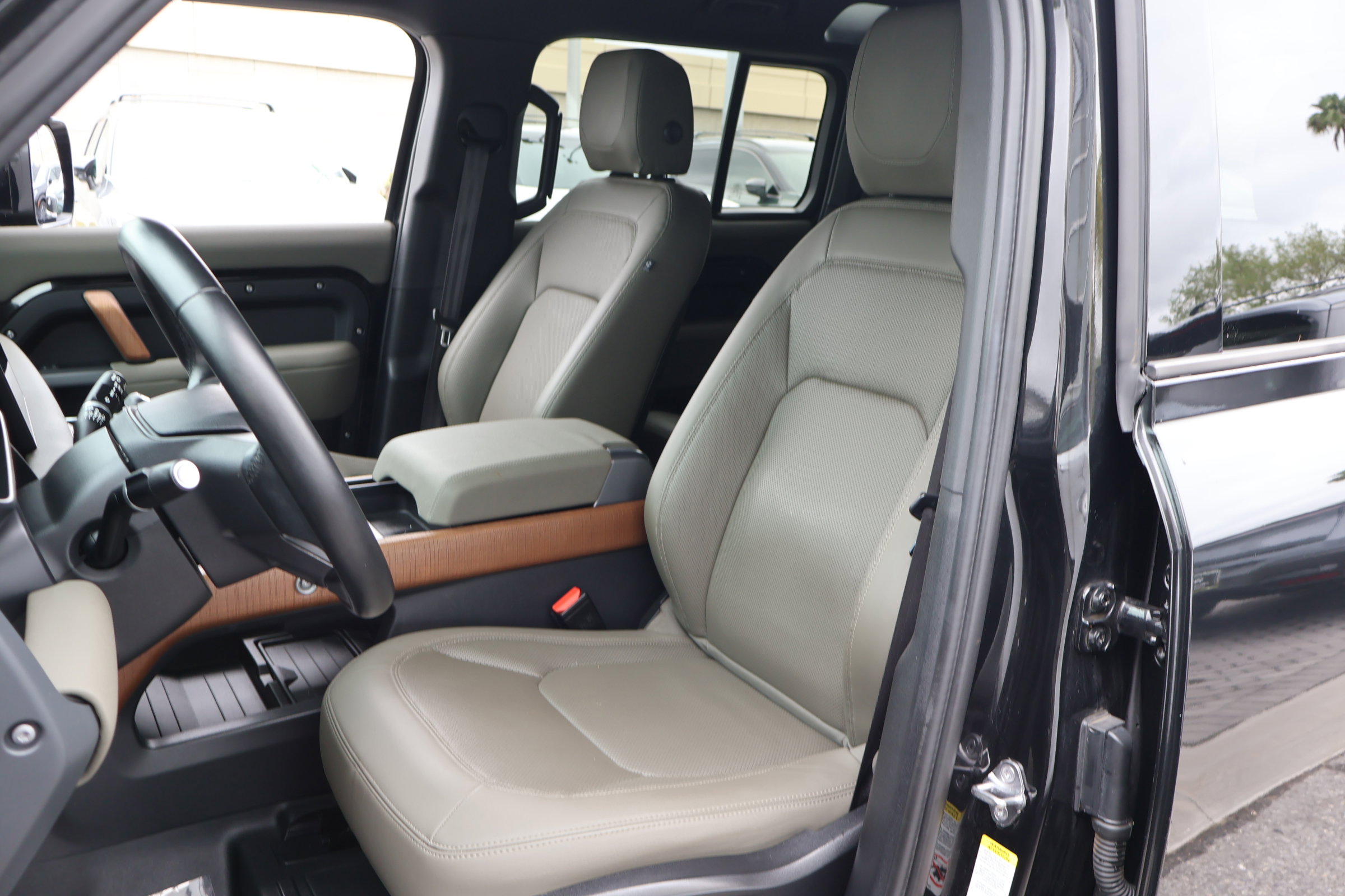 Used 2023 Land Rover Defender 110 X-Dynamic SE image 2