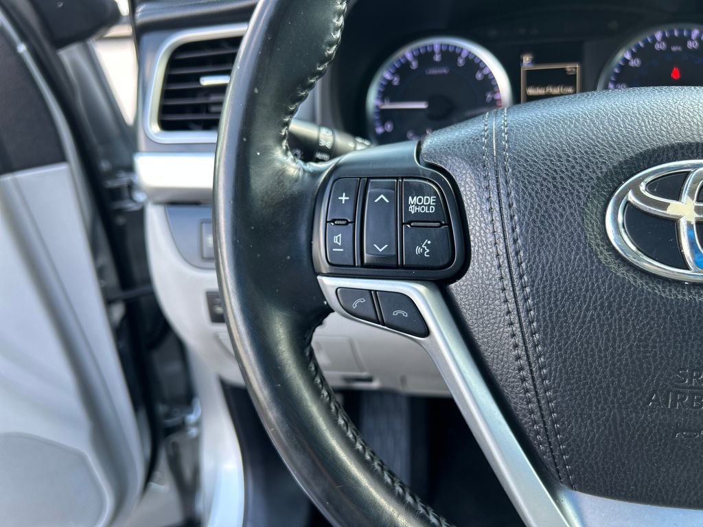 Used 2018 Toyota Highlander Plus FWD image 22