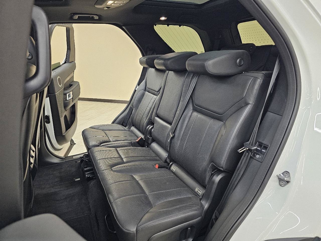 Used 2018 Land Rover Discovery HSE AWD/4WD image 26