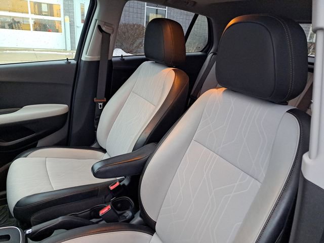 Used 2020 Chevrolet Trax LT w/ Sun & Sound Package image 6