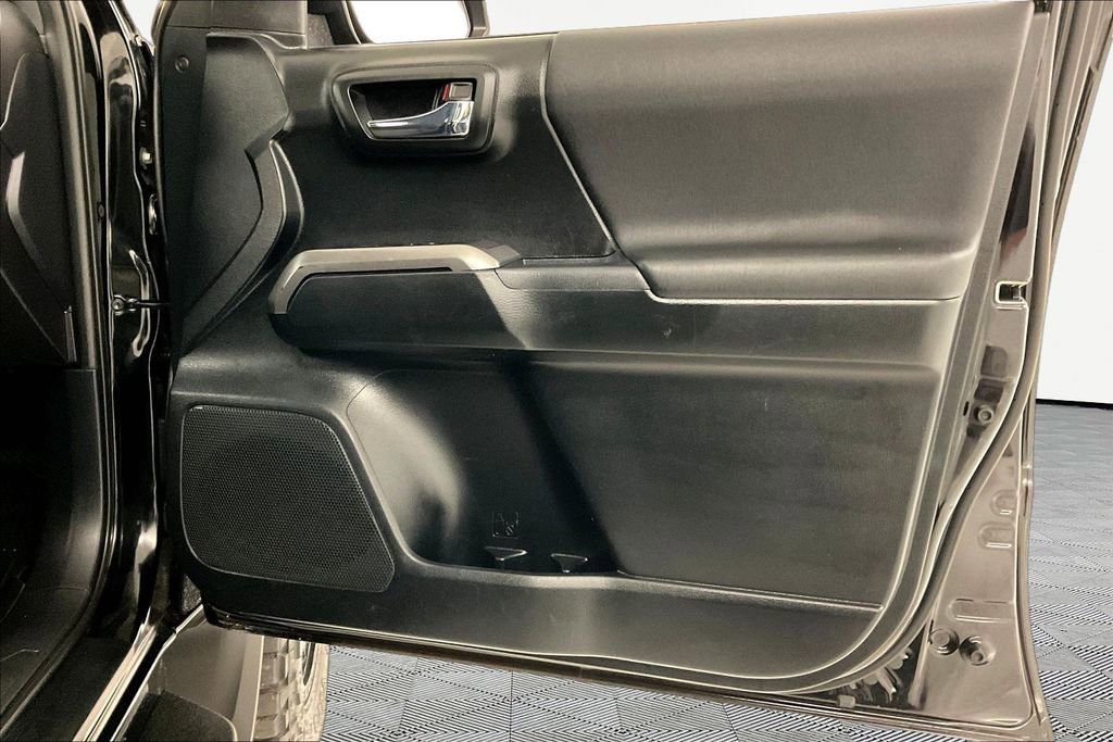 Used 2017 Toyota Tacoma TRD Off-Road w/ Premium & Technology Package image 23