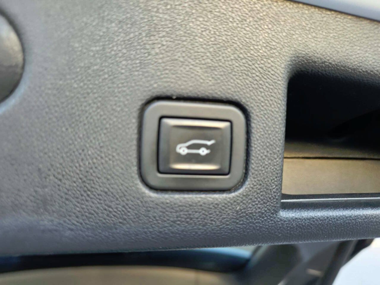 Used 2019 Chevrolet Equinox LT w/ Driver Convenience Package FWD image 15