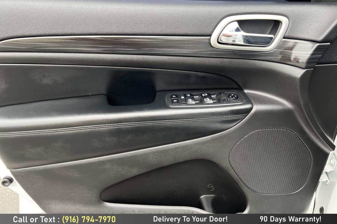 Used 2019 Jeep Grand Cherokee Laredo w/ Security & Convenience Group AWD/4WD image 16