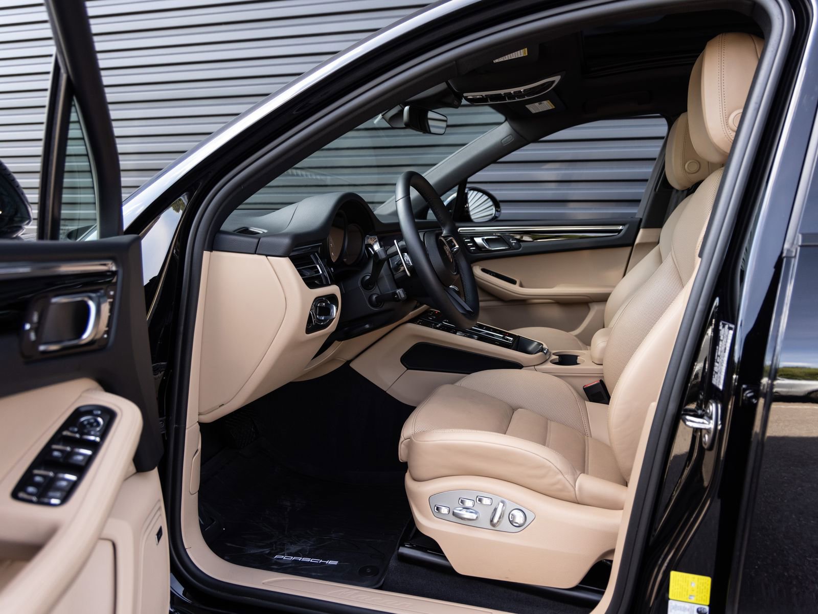 Certified 2025 Porsche Macan AWD/4WD image 23