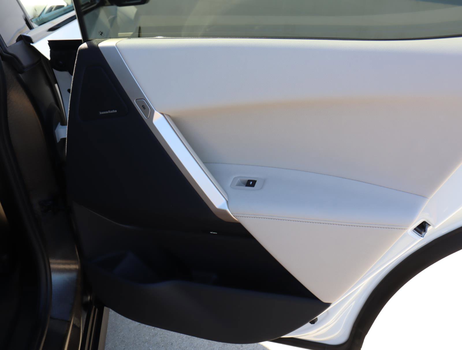 Used 2025 BMW iX xDrive50 w/ Convenience Package image 9