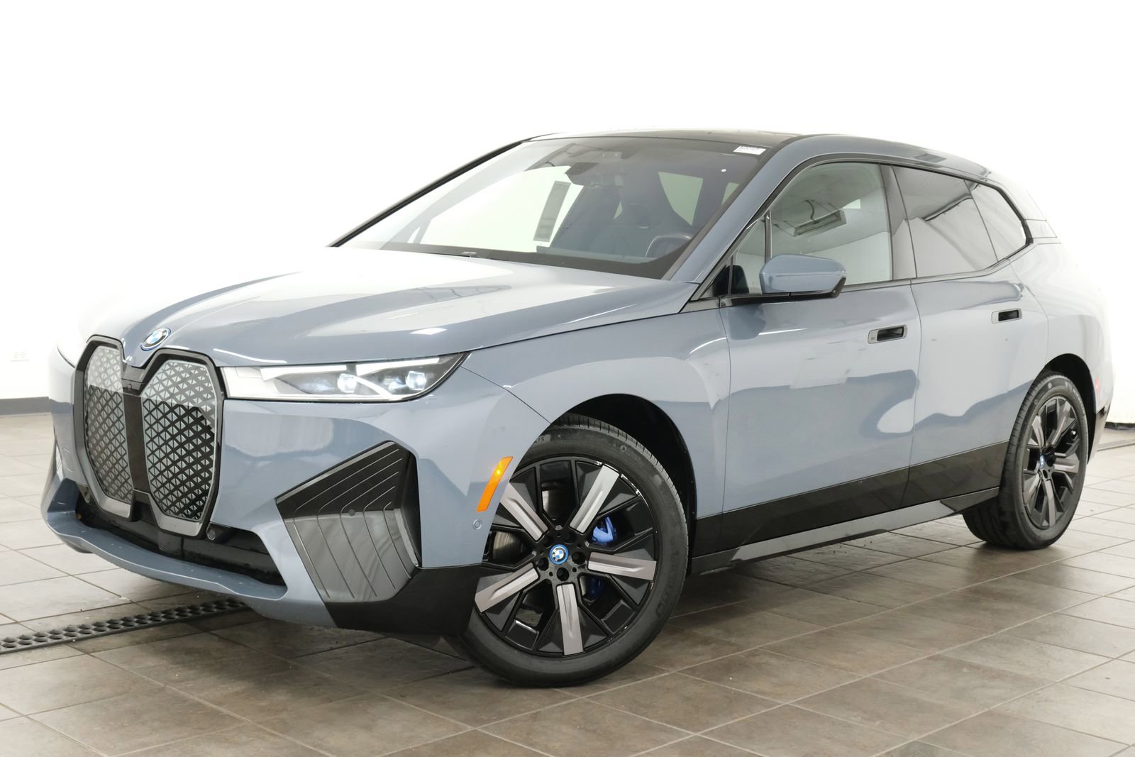 Used 2024 BMW iX xDrive50 w/ Premium Package AWD/4WD video 1