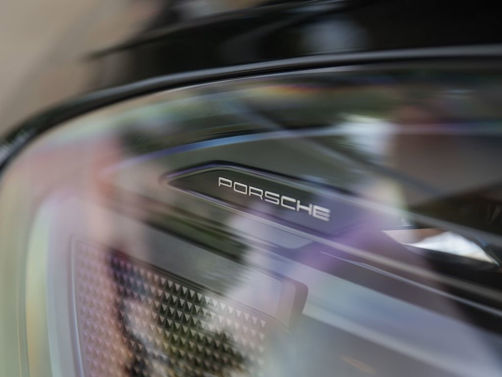 Certified 2025 Porsche Macan image 12