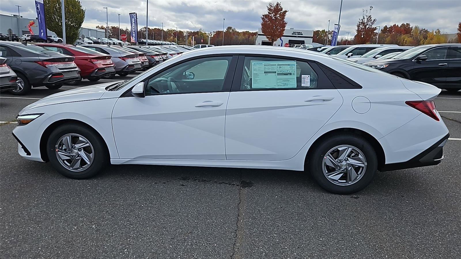 New 2025 Hyundai Elantra SE image 4