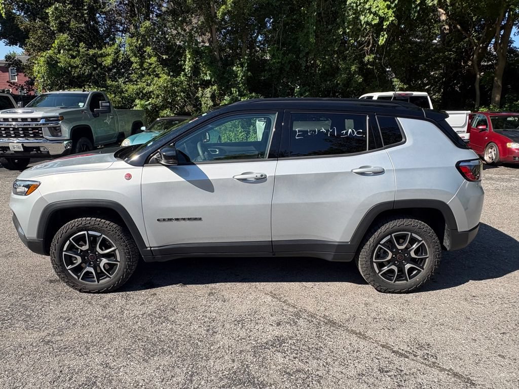 Used 2025 Jeep Compass Trailhawk AWD/4WD image 4