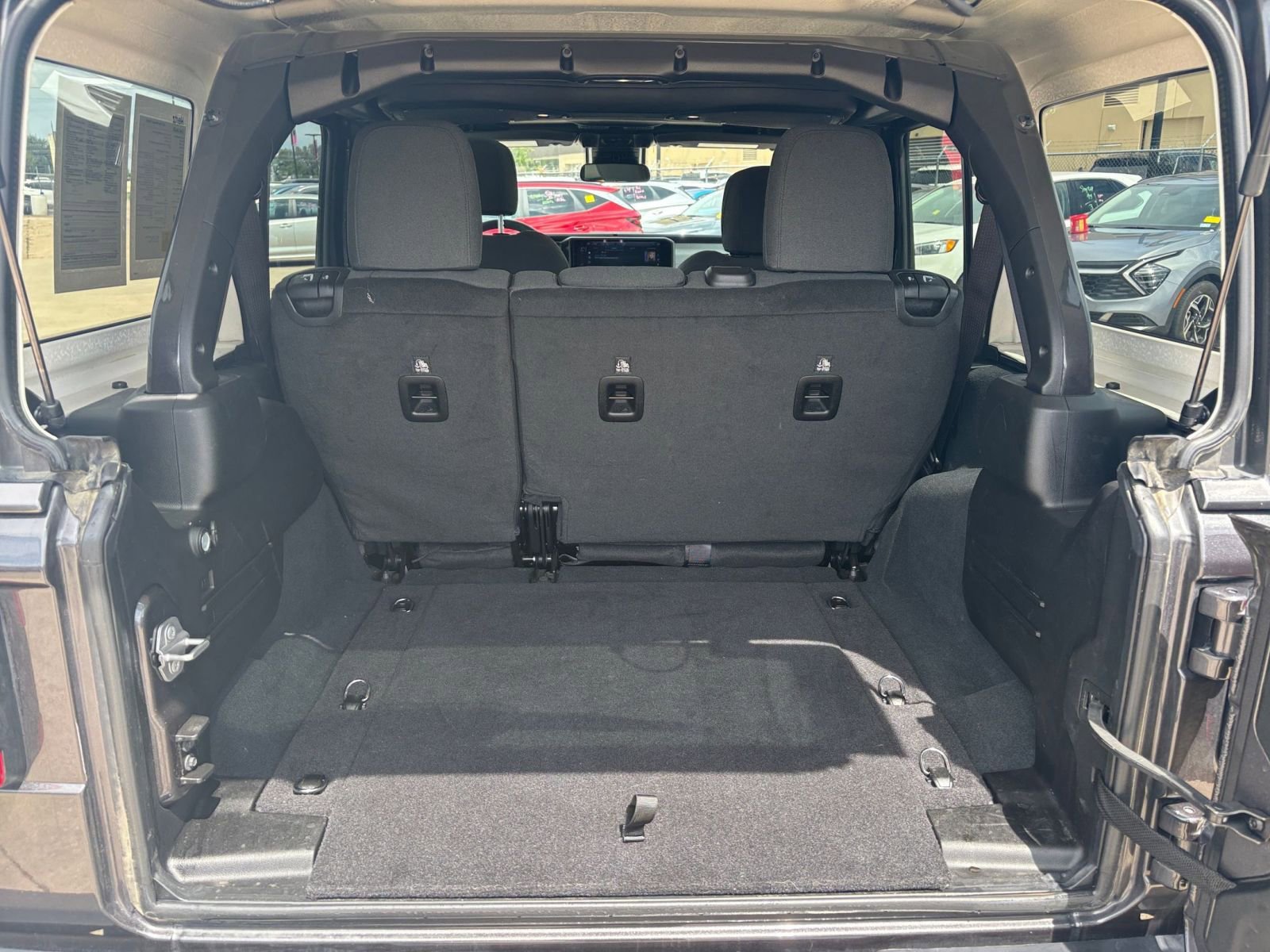 Used 2025 Jeep Wrangler Sahara image 30