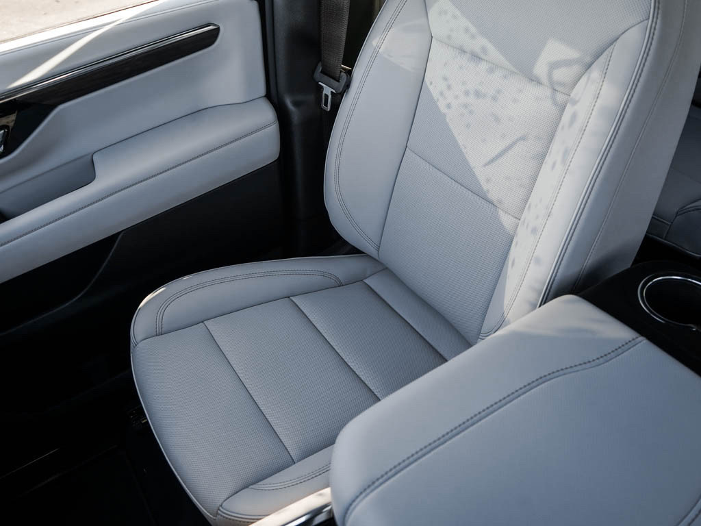 New 2025 Chevrolet Suburban Premier image 28