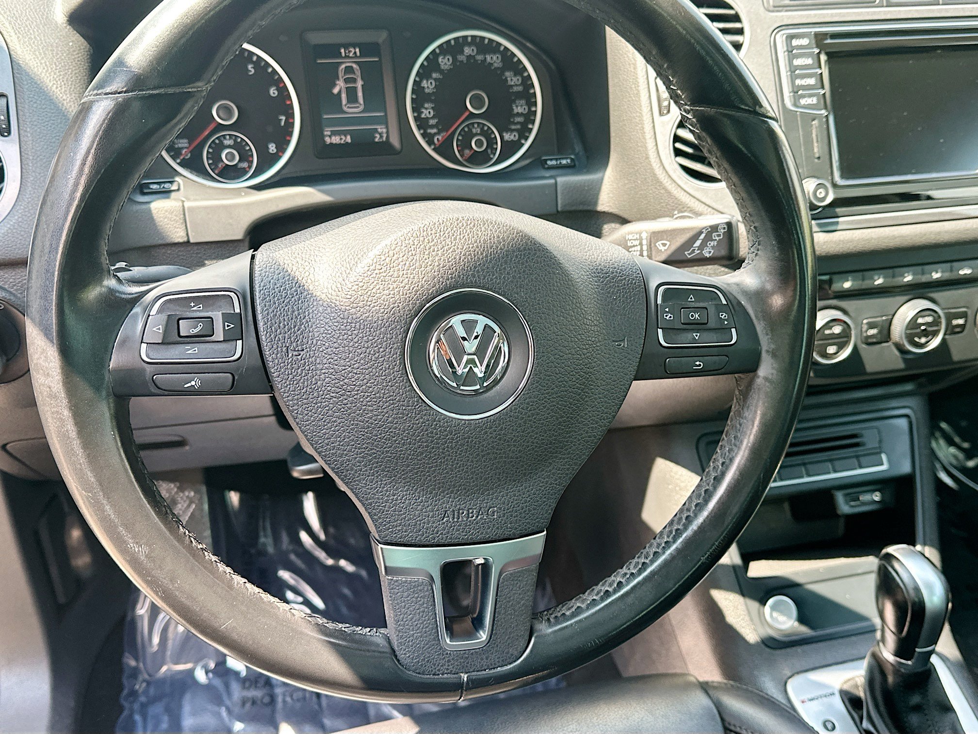 Used 2017 Volkswagen Tiguan SEL AWD/4WD image 17