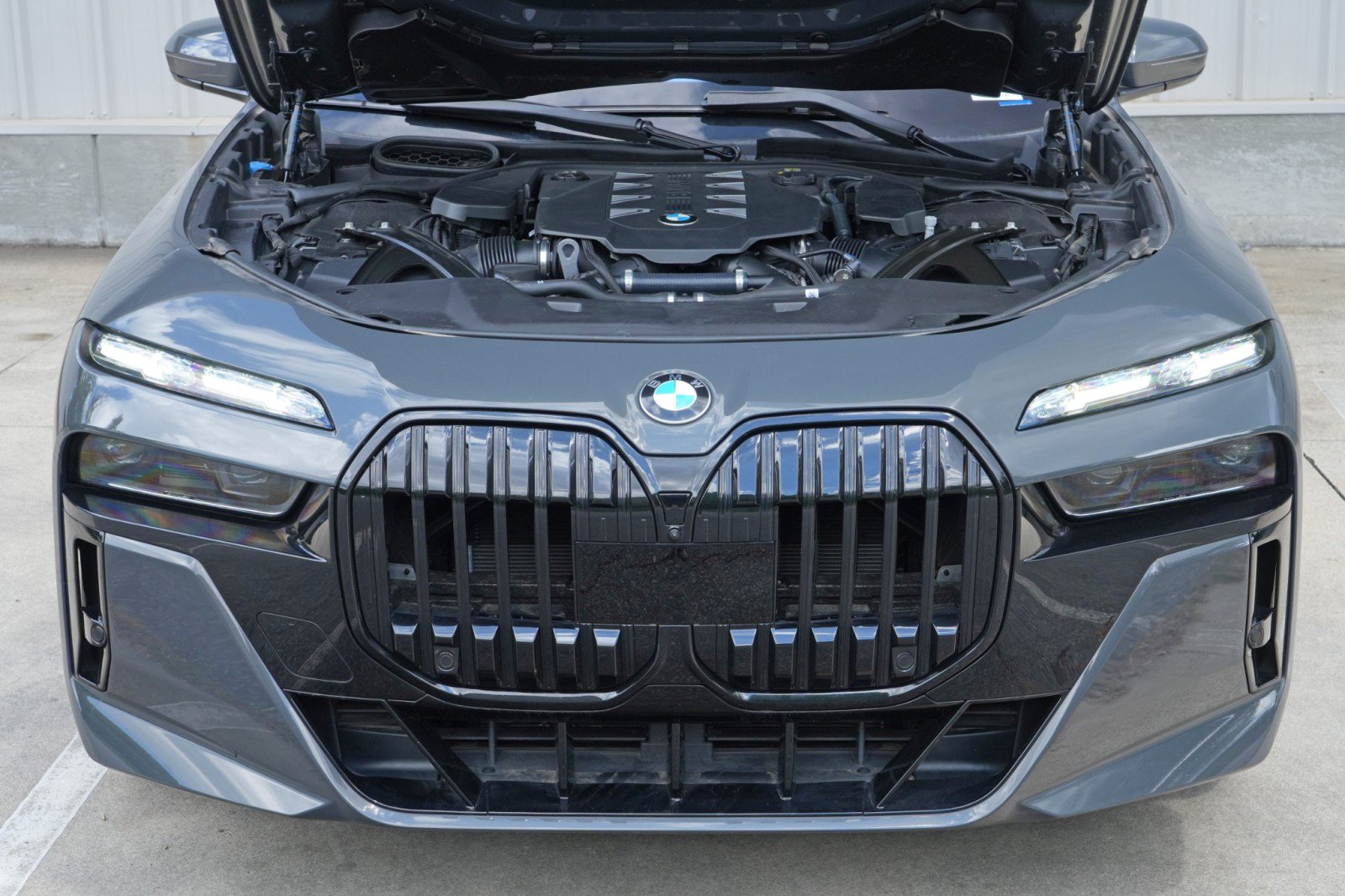 Used 2023 BMW 760i xDrive w/ Executive Package AWD/4WD image 8