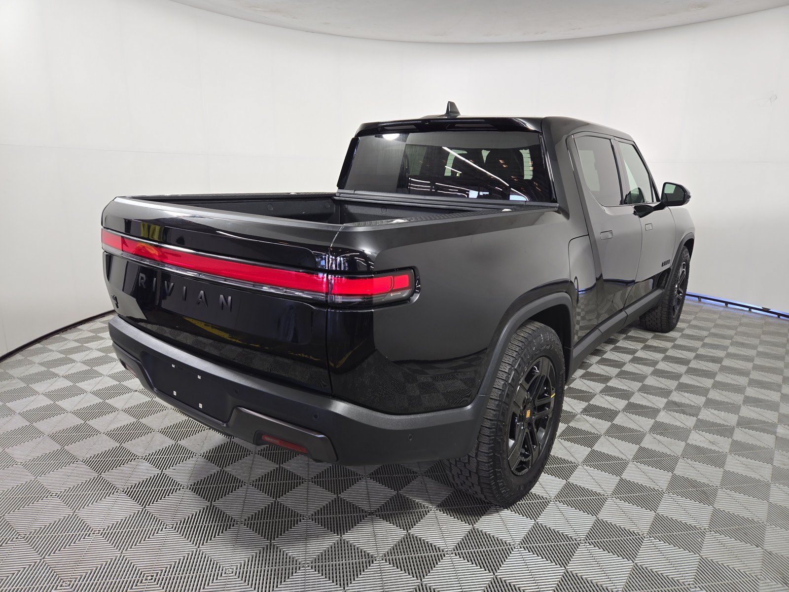 Used 2025 Rivian R1T Adventure AWD/4WD image 5