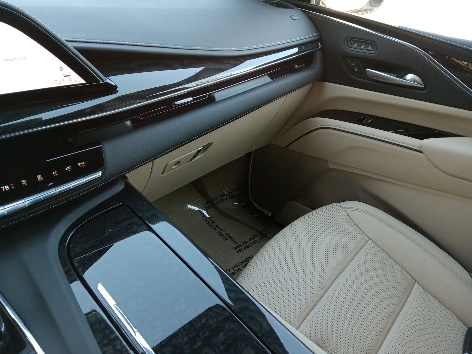 Used 2024 Cadillac Escalade ESV Premium Luxury AWD/4WD image 18