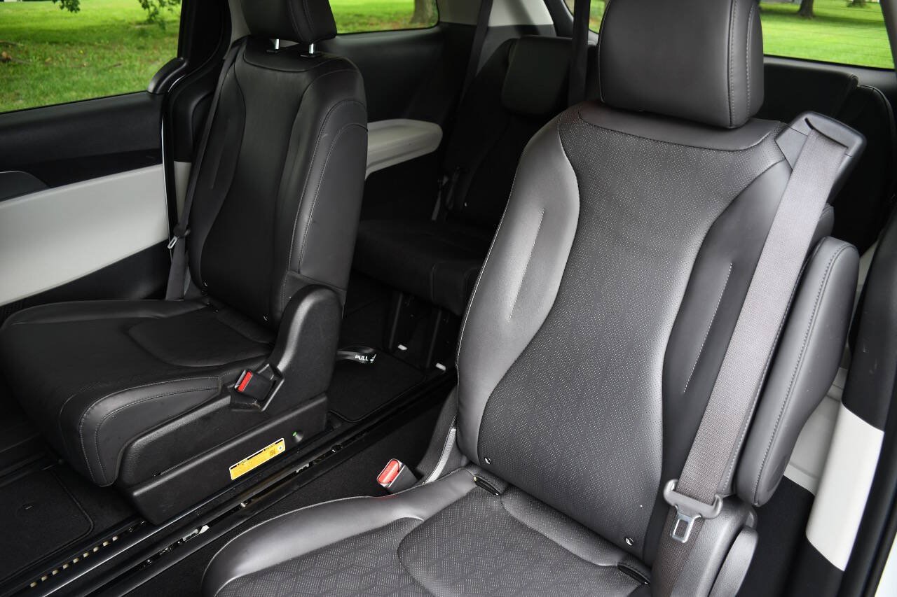 Used 2024 Kia Carnival LX FWD image 21