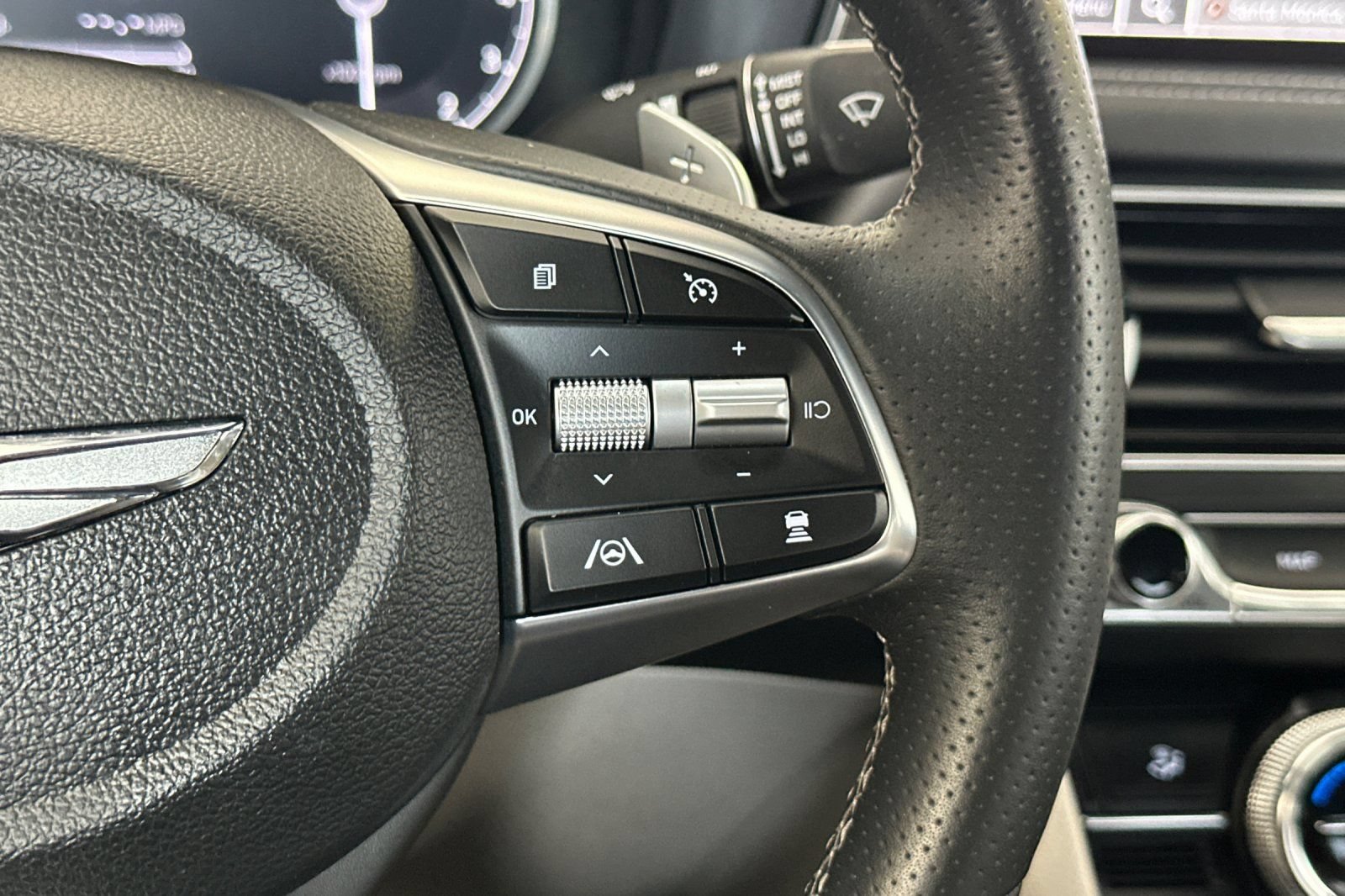 Used 2023 Genesis G70 2.0T RWD image 30