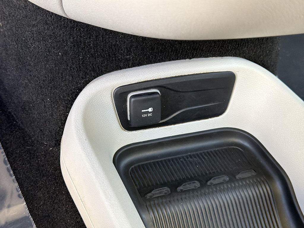 Used 2023 Chrysler Pacifica Touring-L FWD image 38