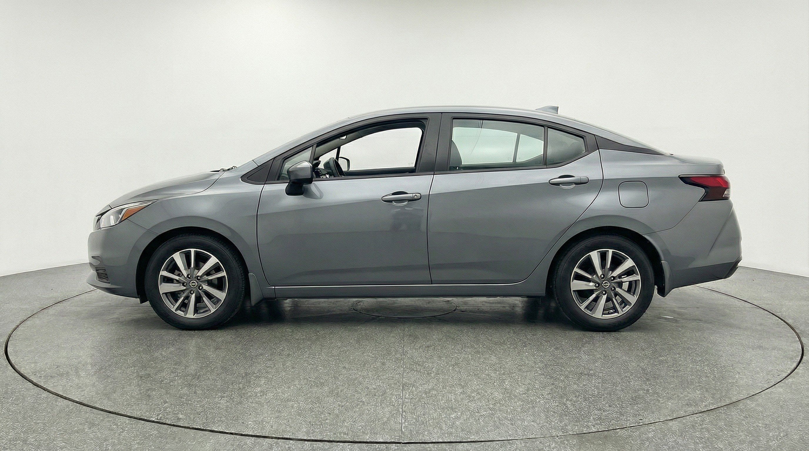 Used 2025 Nissan Versa SV image 5