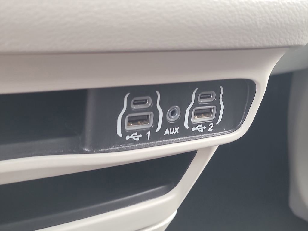 Used 2024 Chrysler Voyager LX image 25