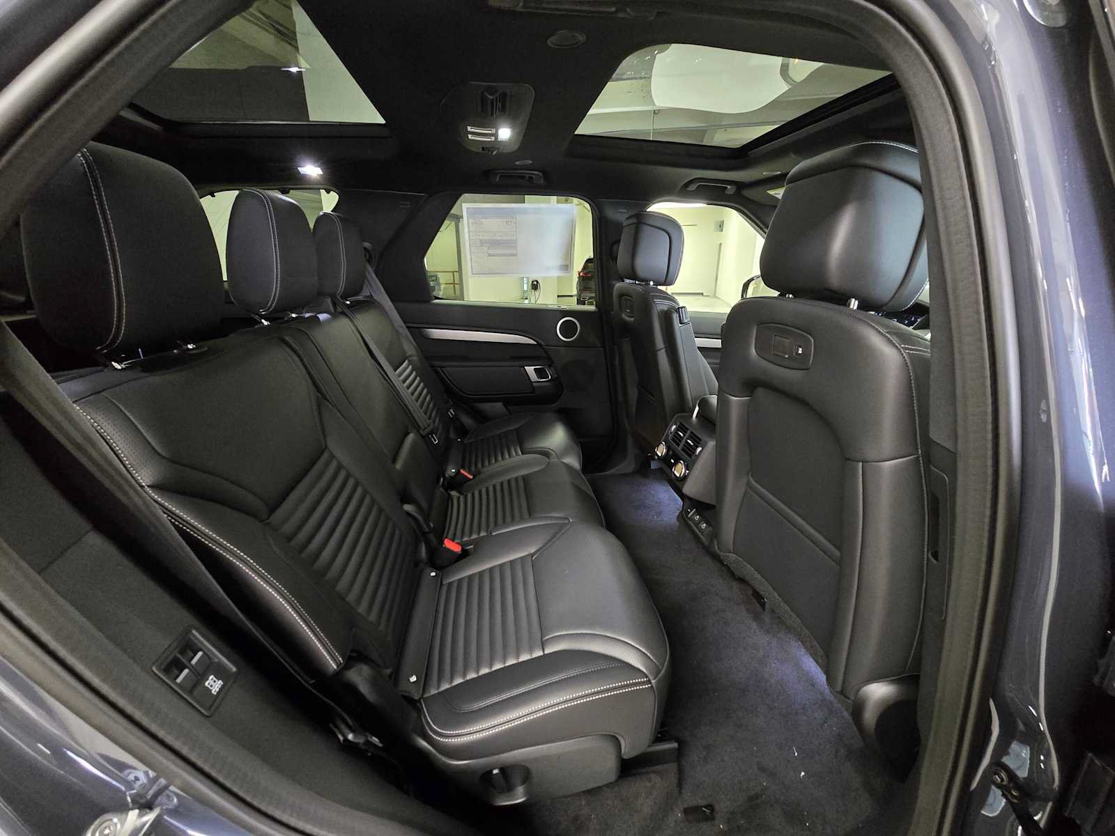 New 2026 Land Rover Discovery Limited Edition AWD/4WD image 12