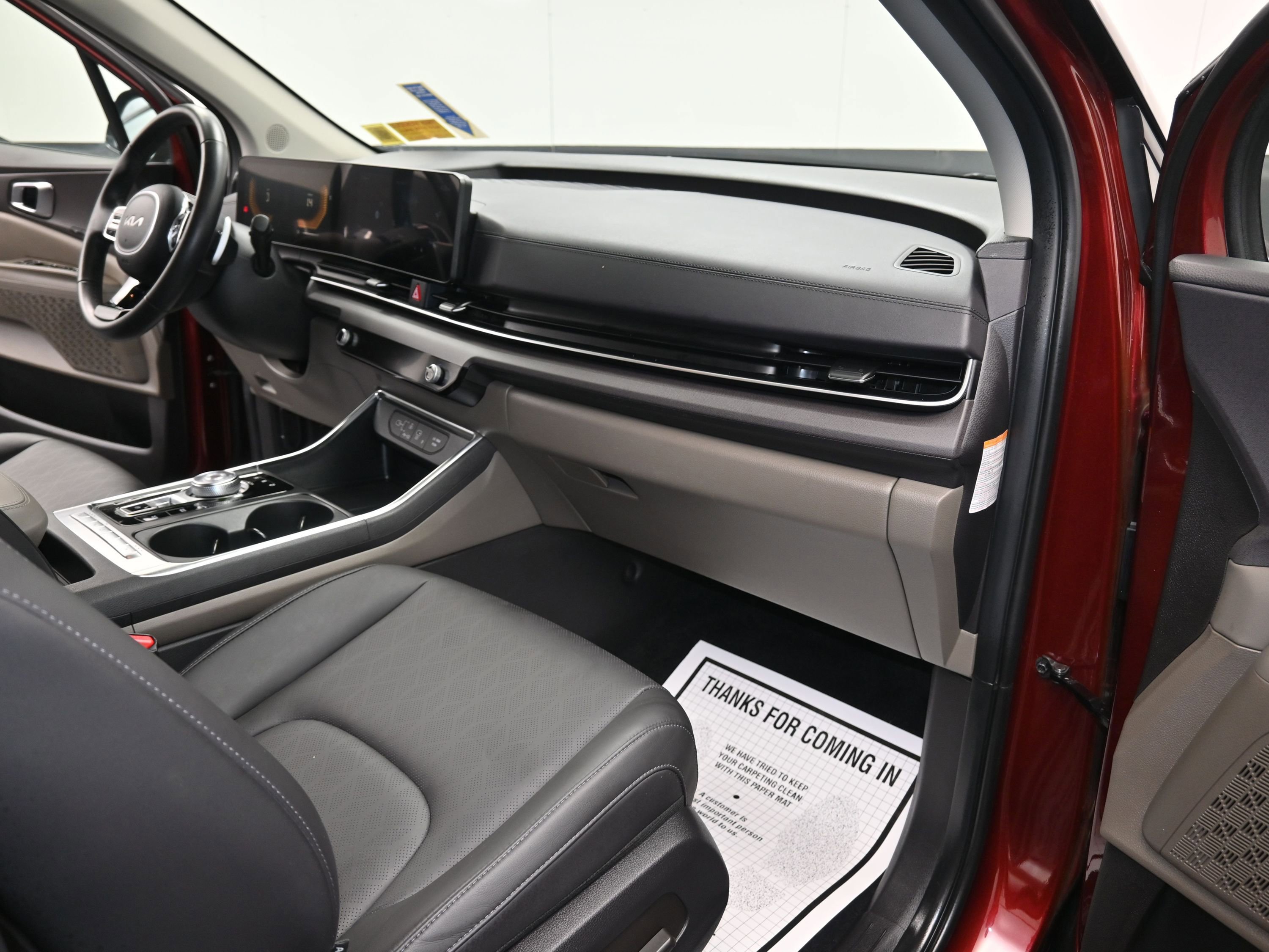 Used 2025 Kia Carnival EX image 31