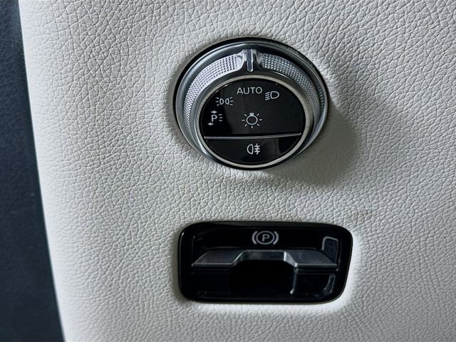 Used 2025 Mercedes-Benz GLC 350e 4MATIC image 10