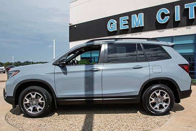 Used 2023 Honda Passport TrailSport image 2