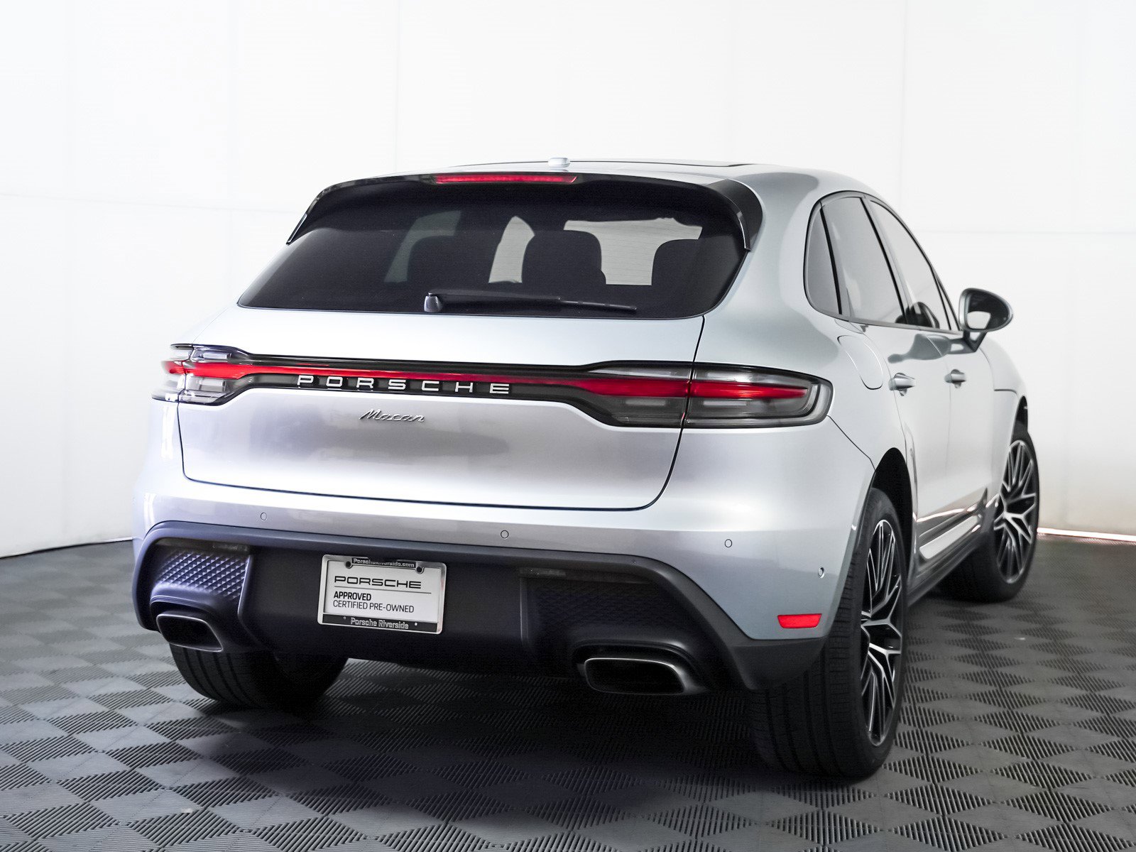 Certified 2025 Porsche Macan image 10