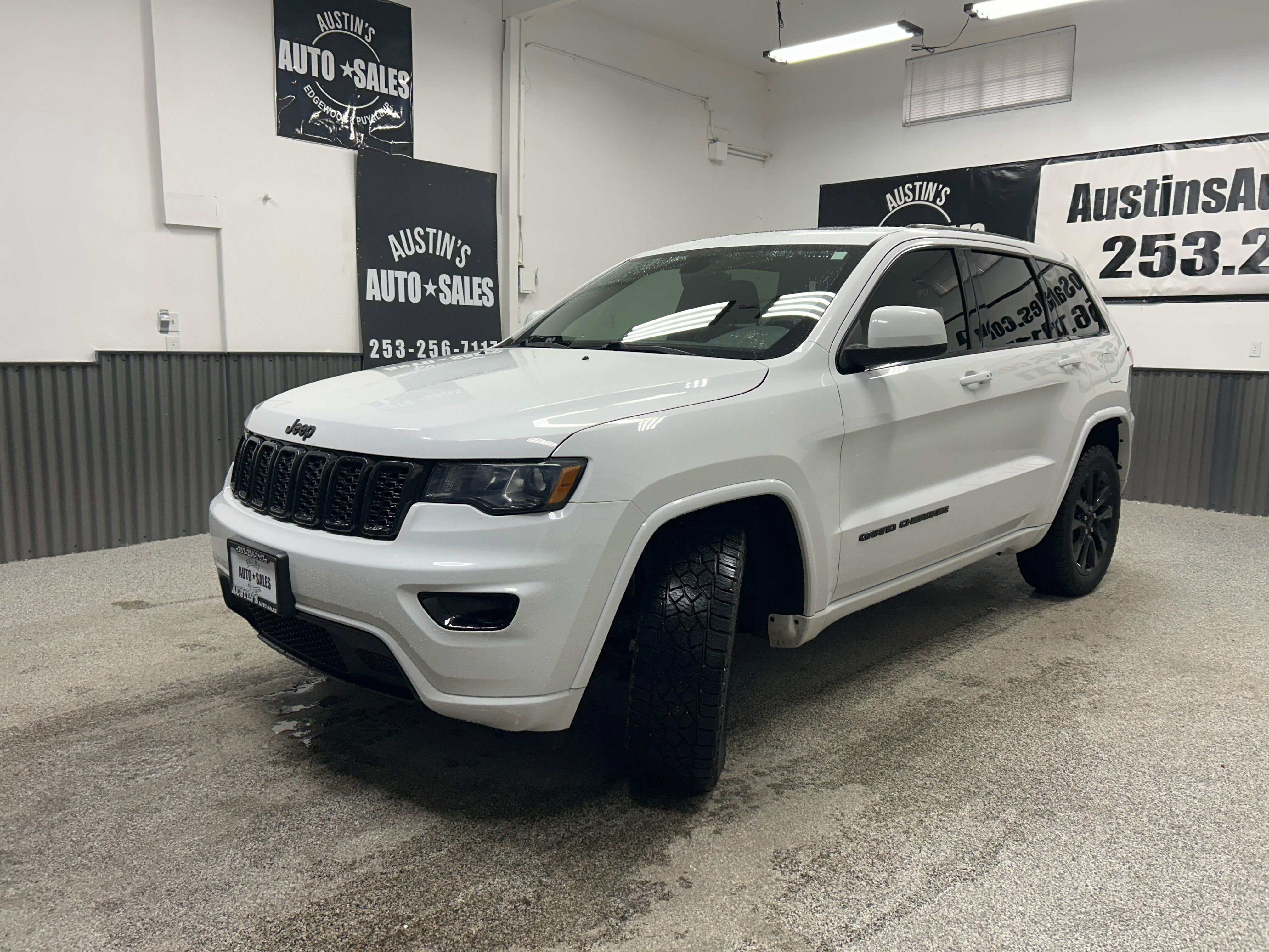 Used 2018 Jeep Grand Cherokee Altitude AWD/4WD image 3