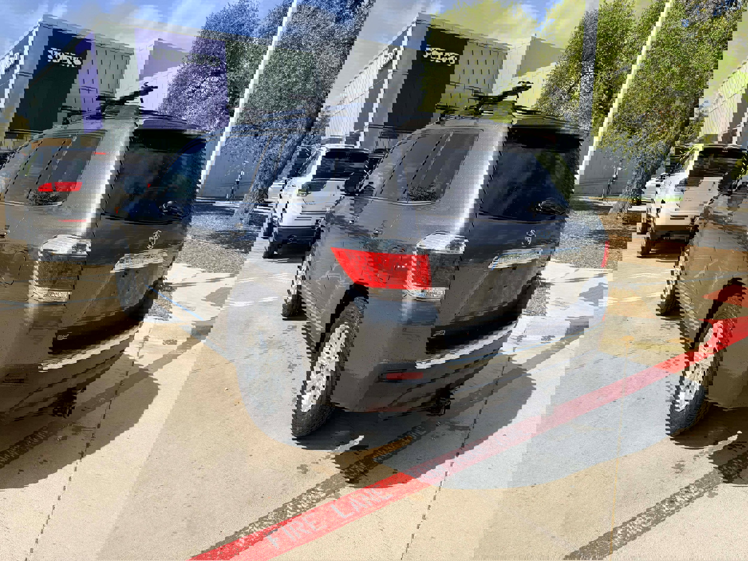 Used 2011 Toyota Highlander SE w/ Tow Pkg AWD/4WD image 4