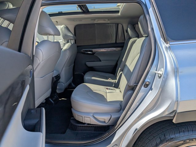 Used 2024 Toyota Highlander Platinum image 18