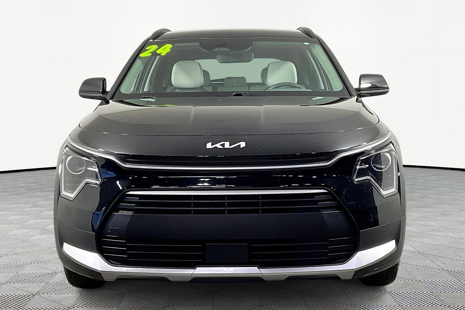 Used 2024 Kia Niro EX image 2