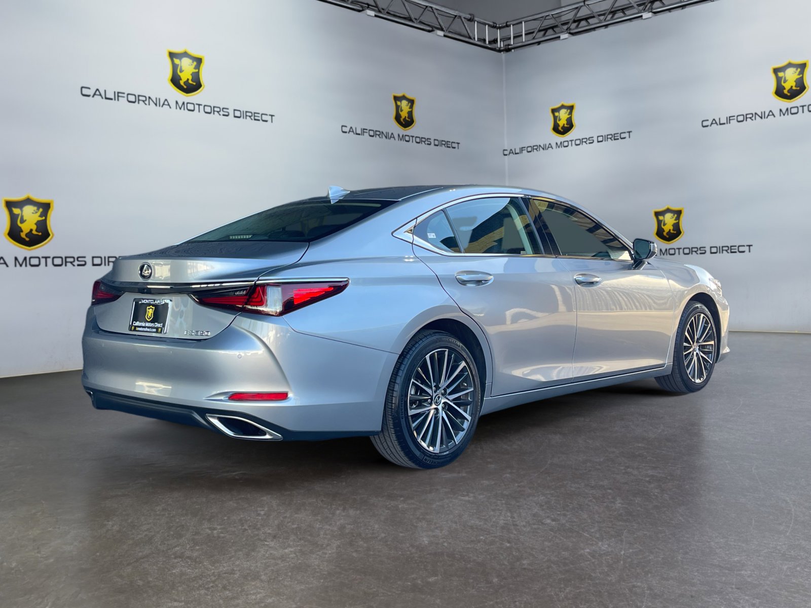 Used 2025 Lexus ES 350 w/ Premium Package image 5