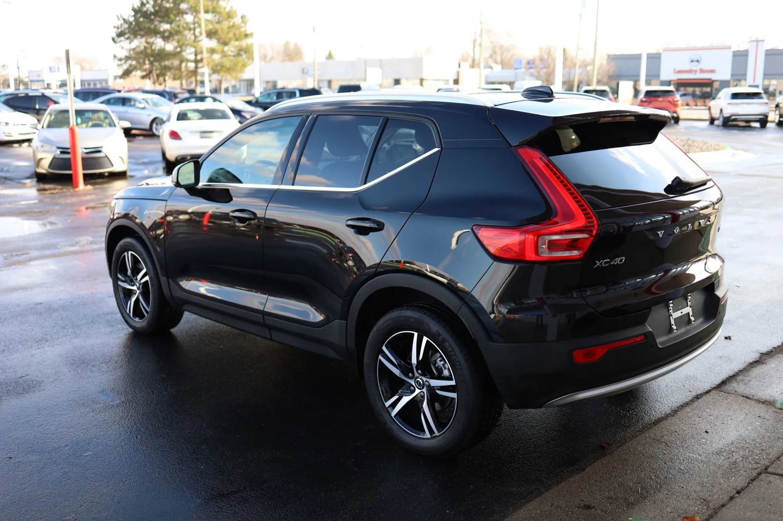 Used 2025 Volvo XC40 B5 Core image 7