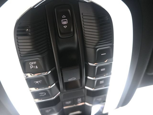 Certified 2022 Porsche Macan AWD/4WD image 18