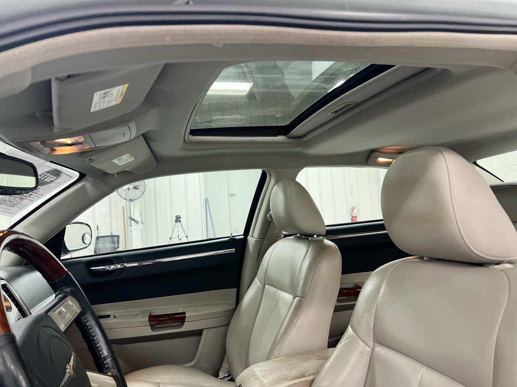Used 2005 Chrysler 300 Touring RWD image 18