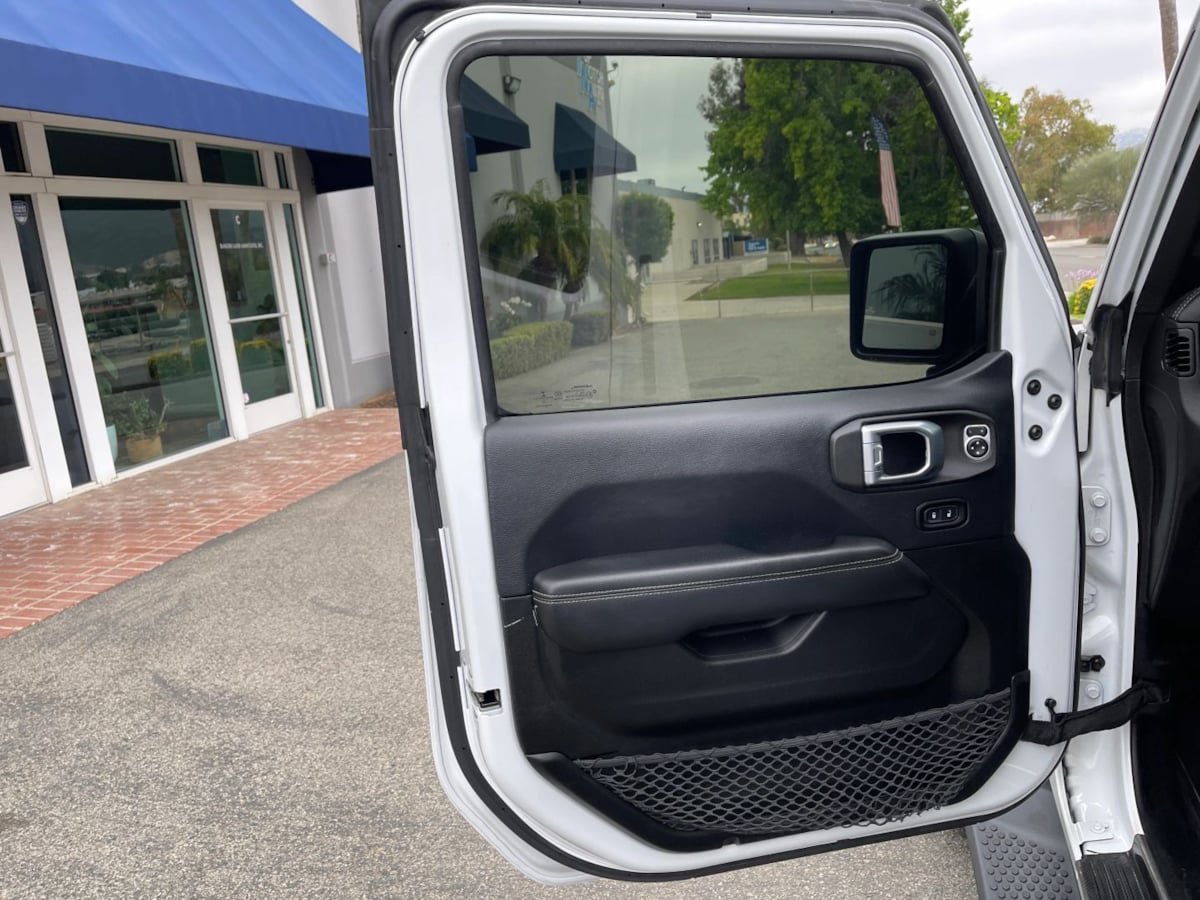 Used 2019 Jeep Wrangler Unlimited Sahara AWD/4WD image 16