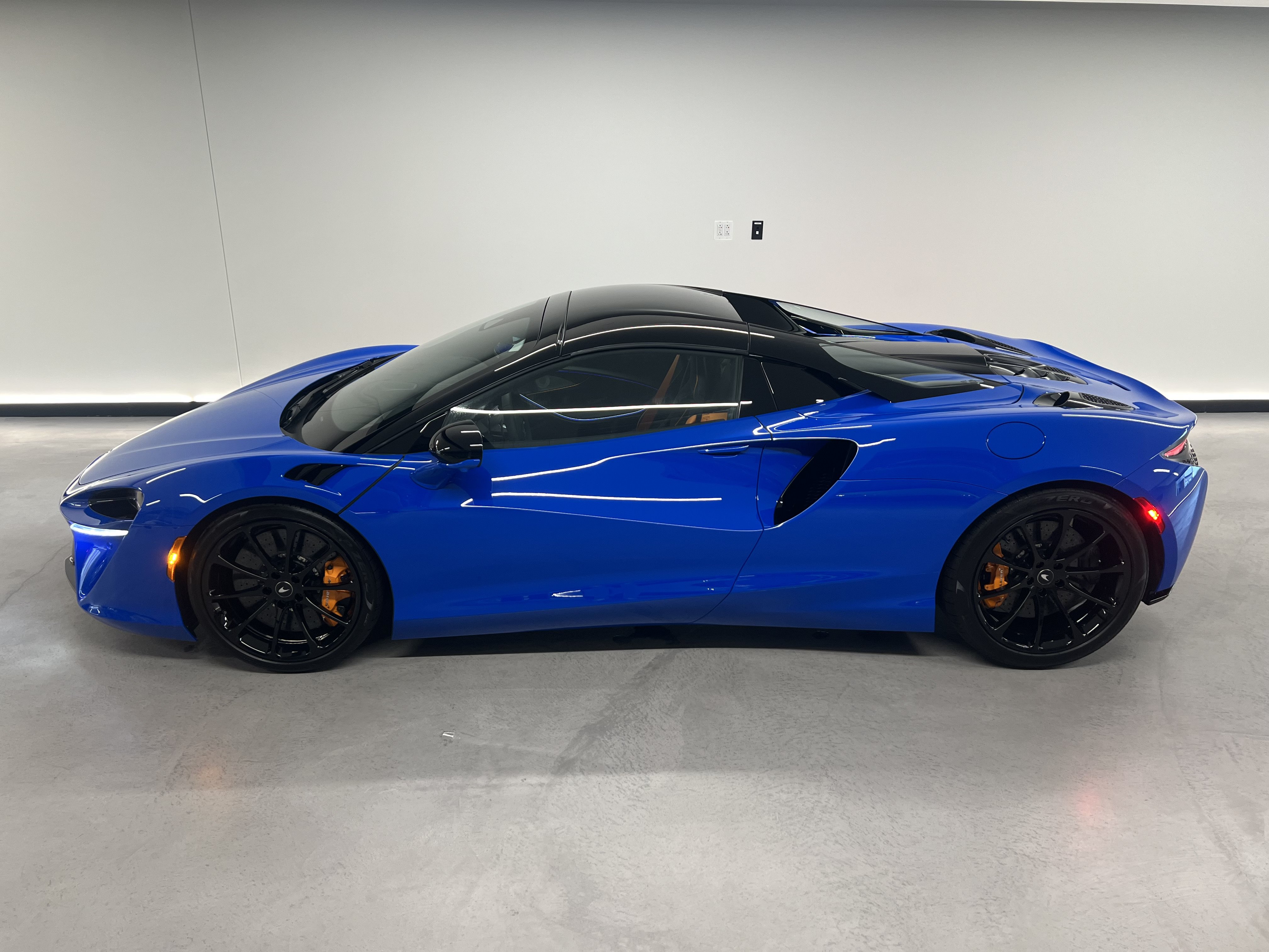 Used 2027 McLaren Artura Spider RWD image 32