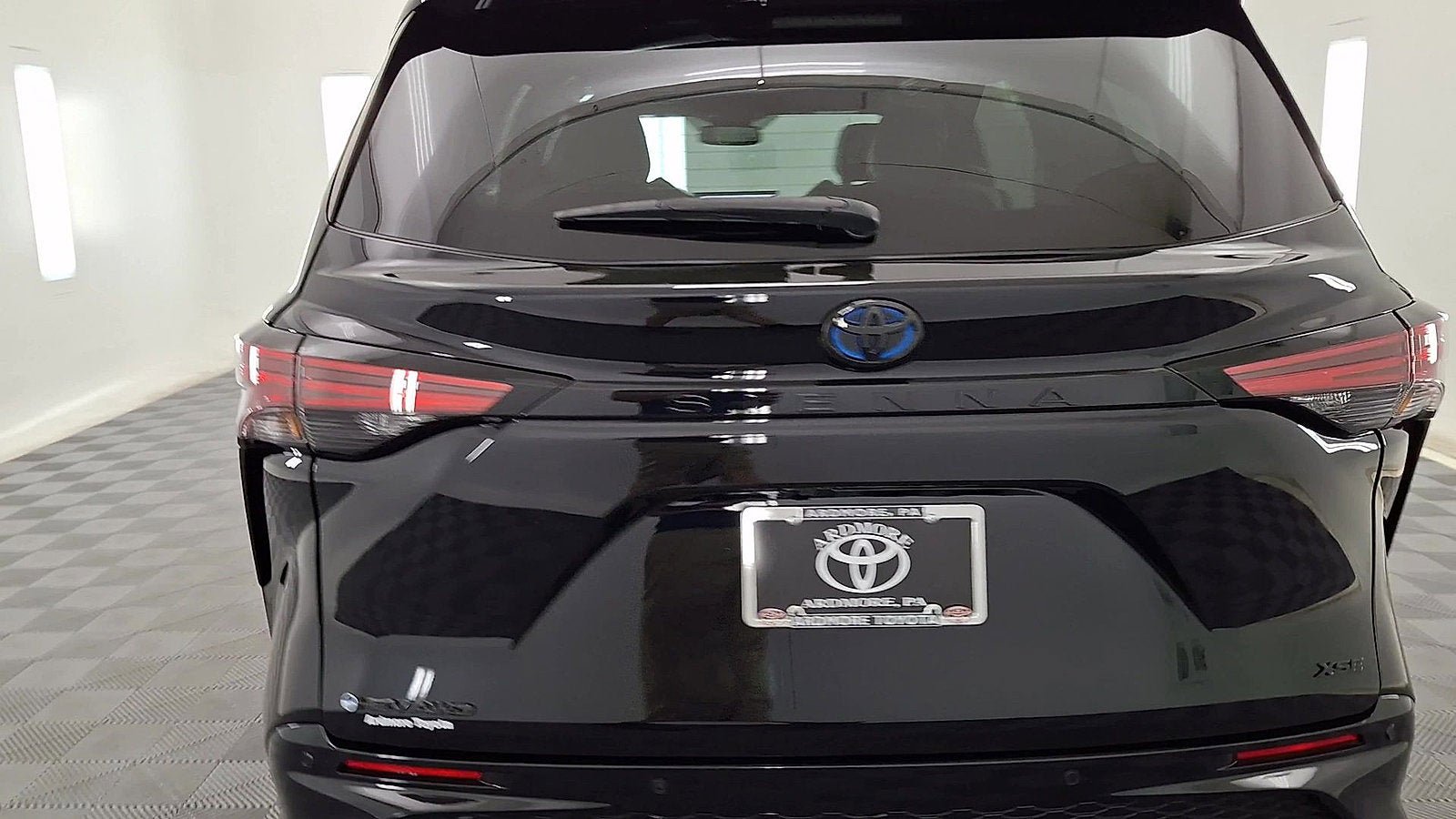 Used 2025 Toyota Sienna XSE w/ XSE Plus Package image 3