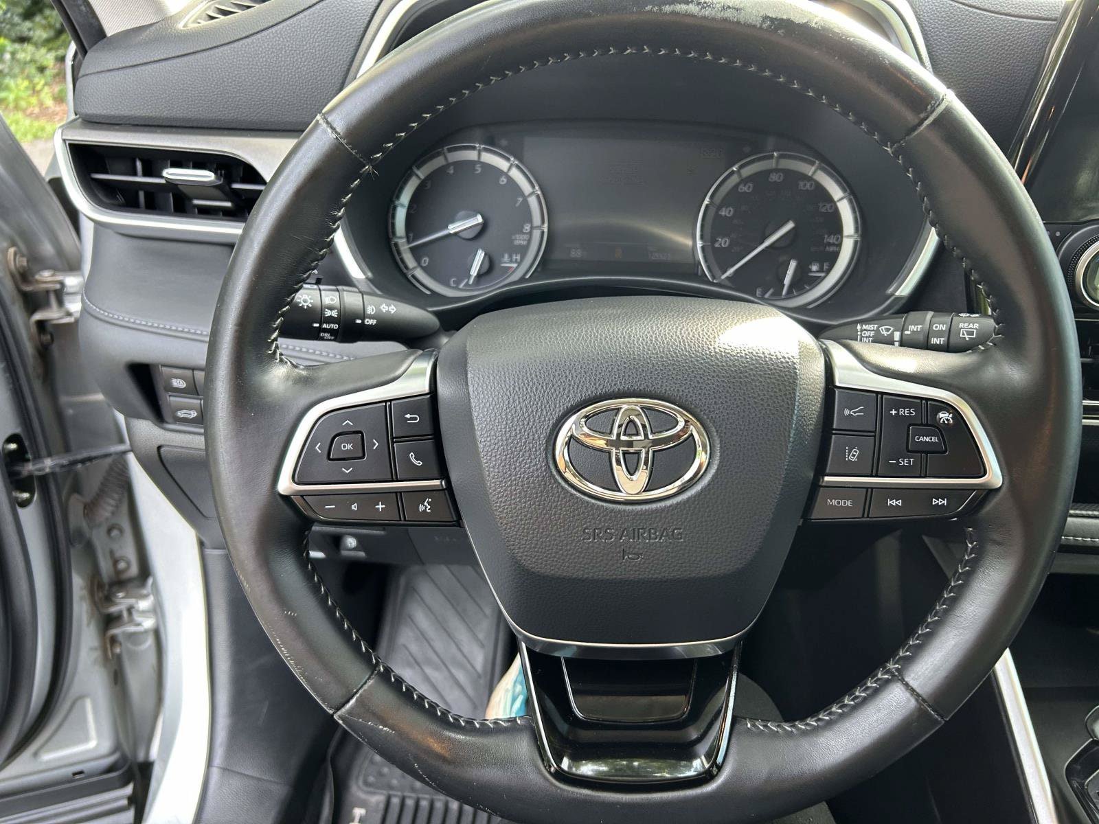 Used 2020 Toyota Highlander XLE FWD image 33