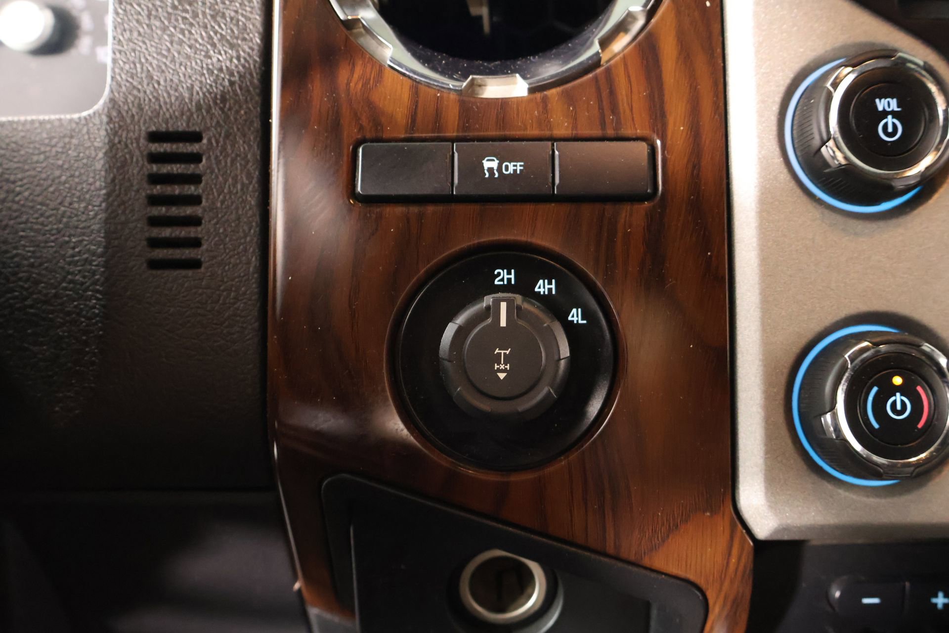 Used 2015 Ford F250 Lariat w/ Chrome Package image 8