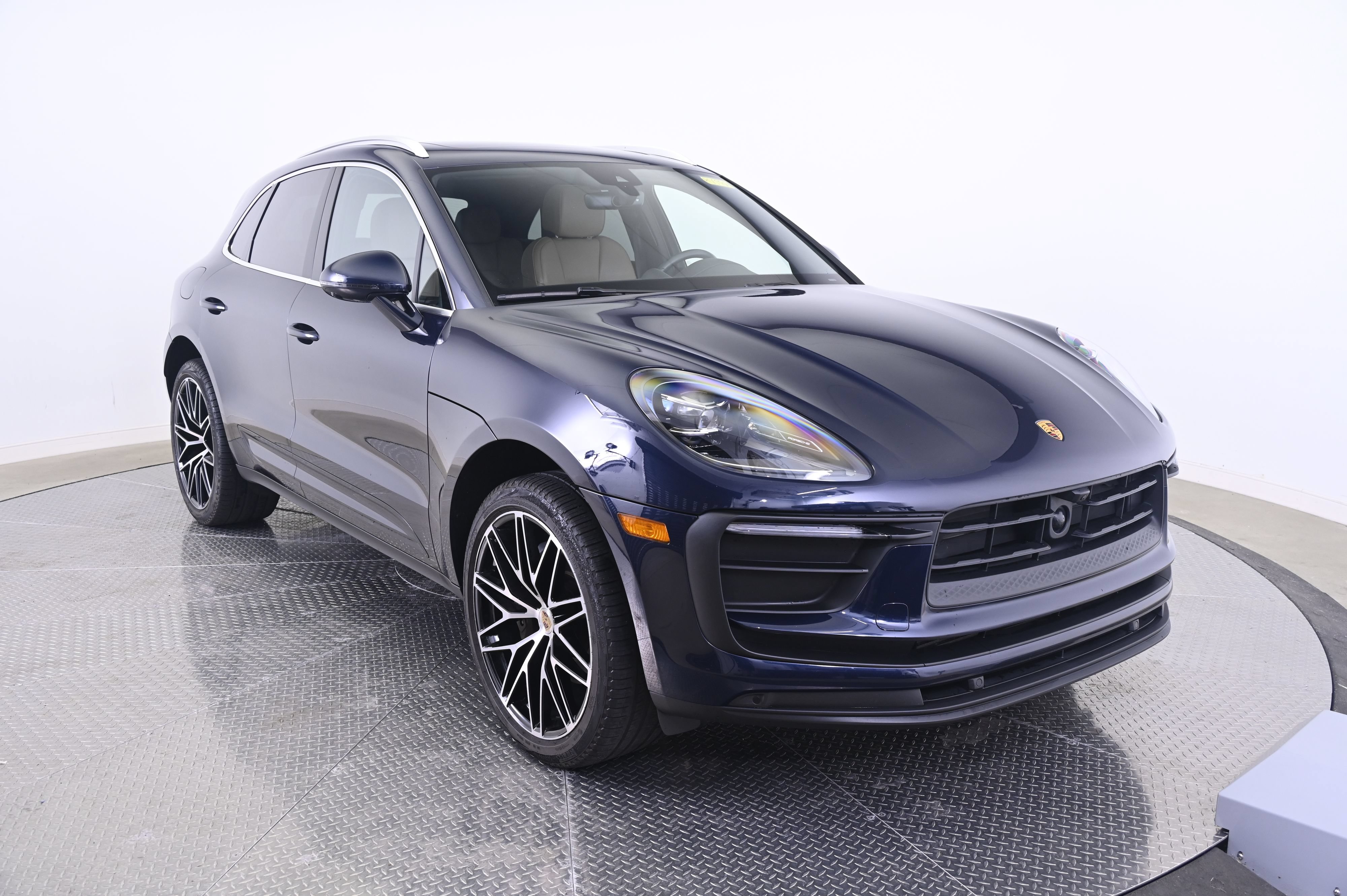 Certified 2022 Porsche Macan AWD/4WD image 9