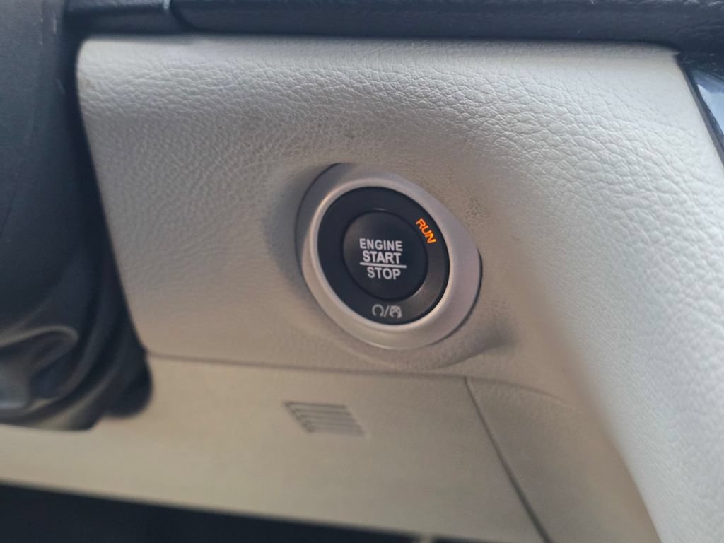 Certified 2024 Chrysler Pacifica Limited FWD image 31
