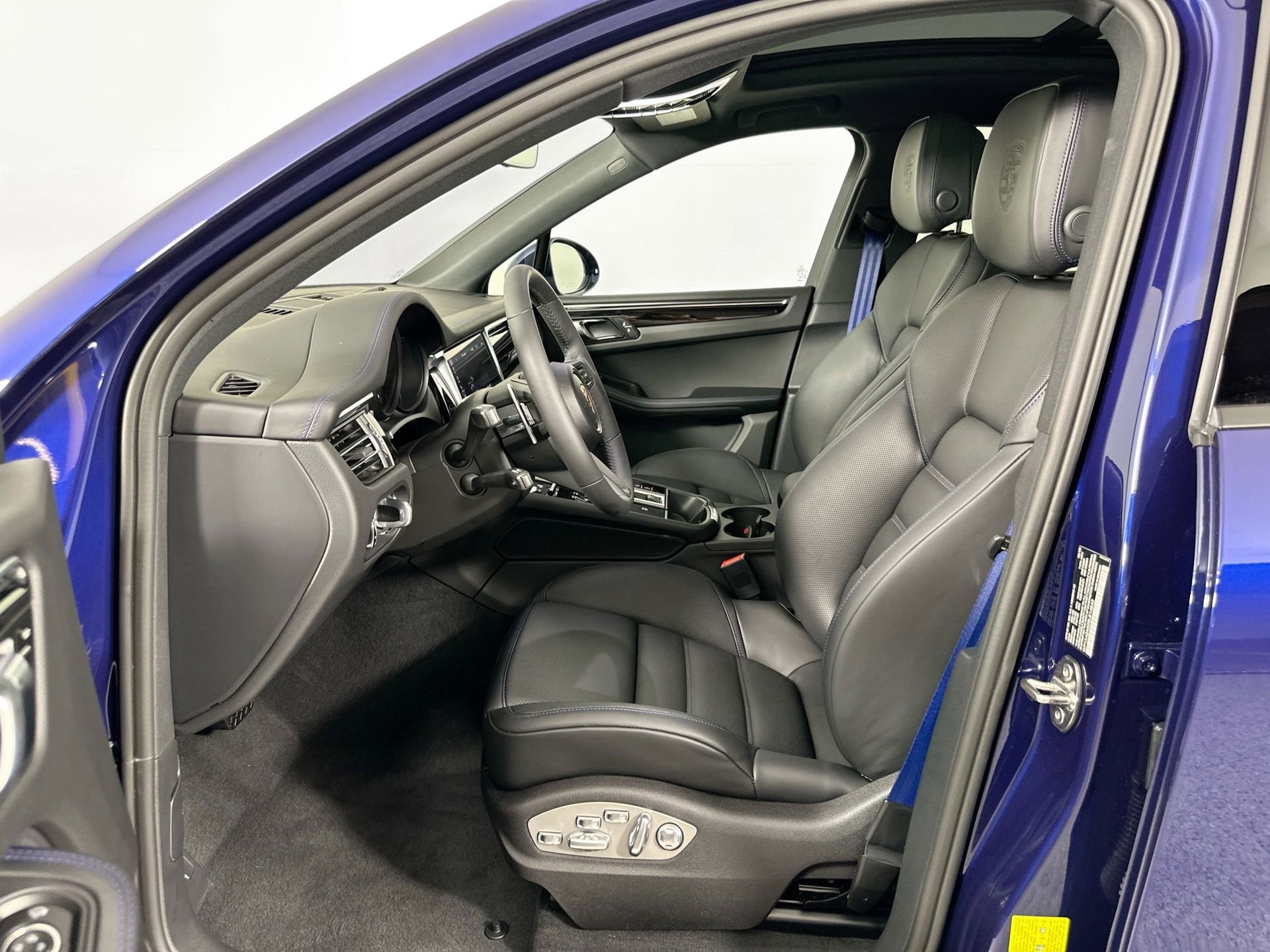 Certified 2025 Porsche Macan image 5