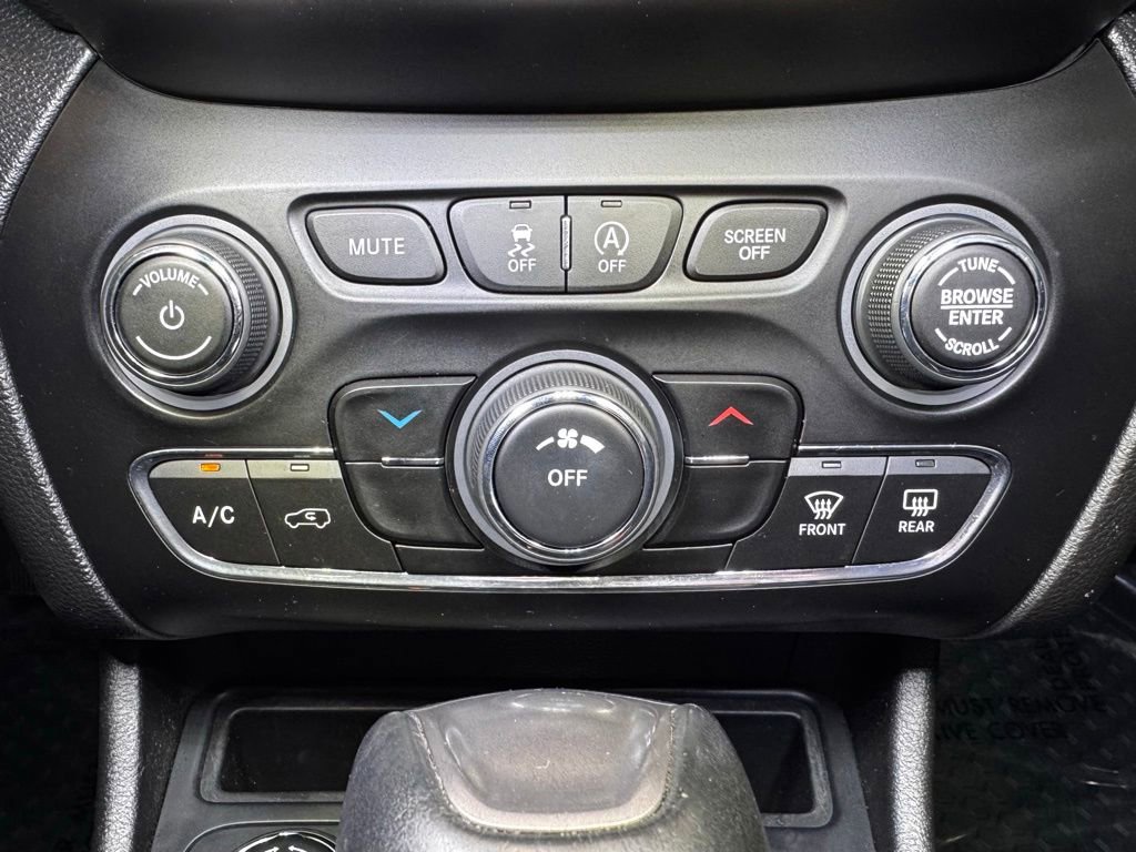 Used 2020 Jeep Cherokee Latitude Plus w/ Cold Weather Group AWD/4WD image 33
